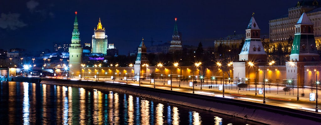Passeio a pé pela noite de Moscou