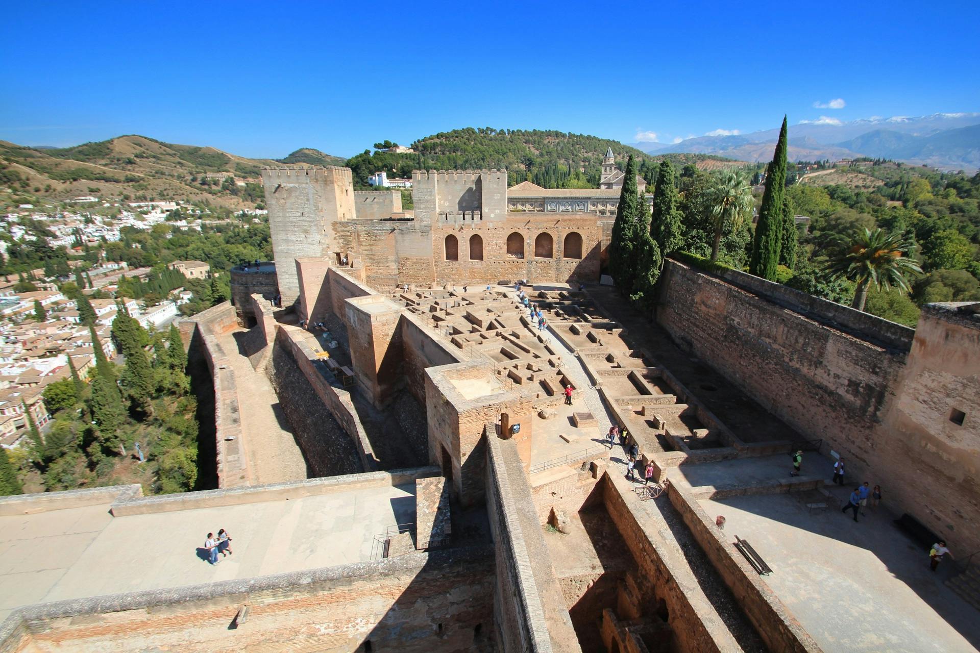 Ääniopas ja pääsy jonon ohi Alhambraan, Kaarle V:n palatsiin, Generalifeen ja Alcazabaan