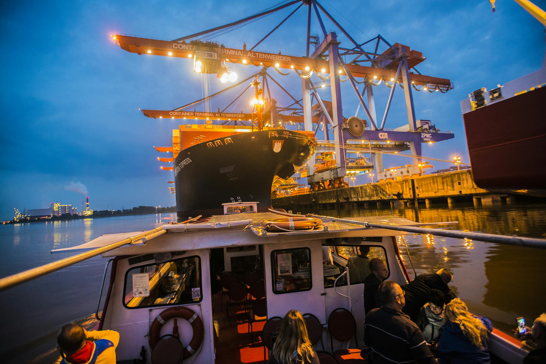 Wieczorny lekki rejs przez port w Hamburgu