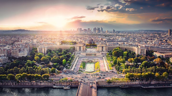 Eiffel-tornin jonon ohi –sisäänpääsy ja ääniopastus