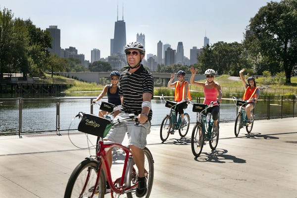 Passeio de bicicleta no bairro à beira do lago em Chicago