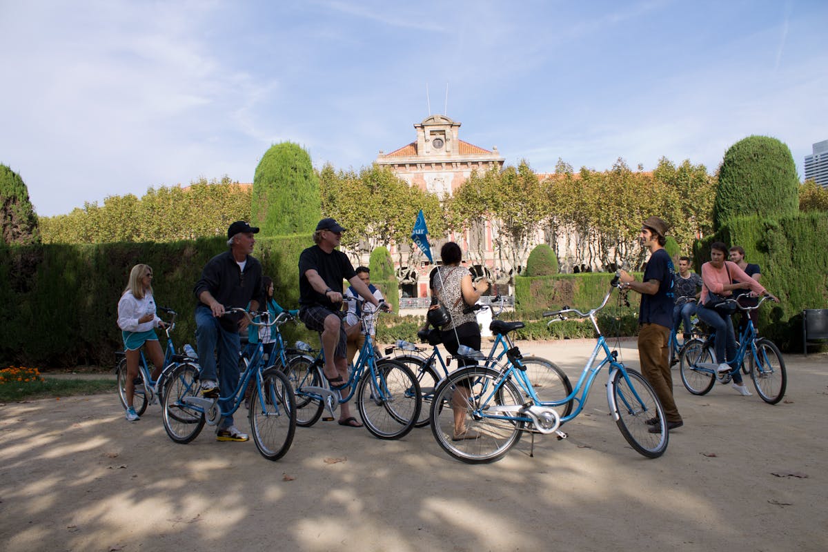 Tour en bicicleta por Montjuïc: magia y arte