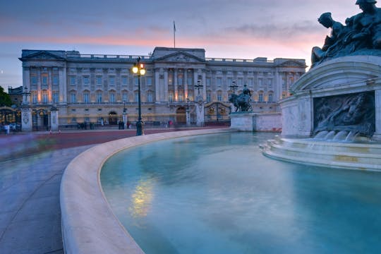 Multimedialna wycieczka po komnatach reprezentacyjnych Pałacu Buckingham i Royal Mews
