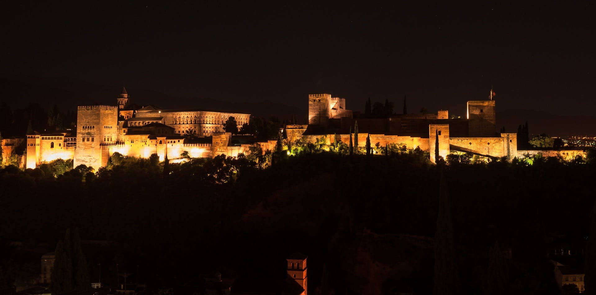 Nocna wycieczka z przewodnikiem po Alhambrze i jej legendach