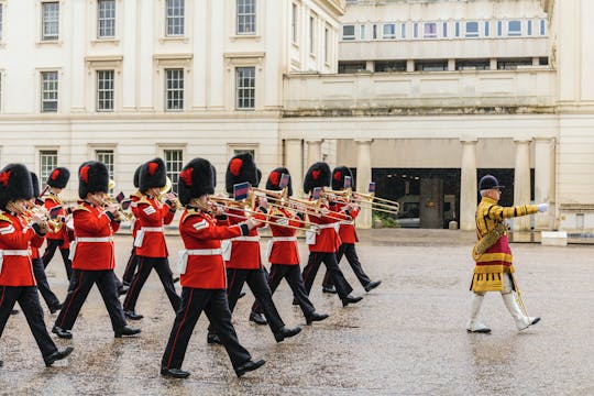 Vartiovuoron vaihtoseremonia ja pääsy jonon ohi Westminster Abbeyyn