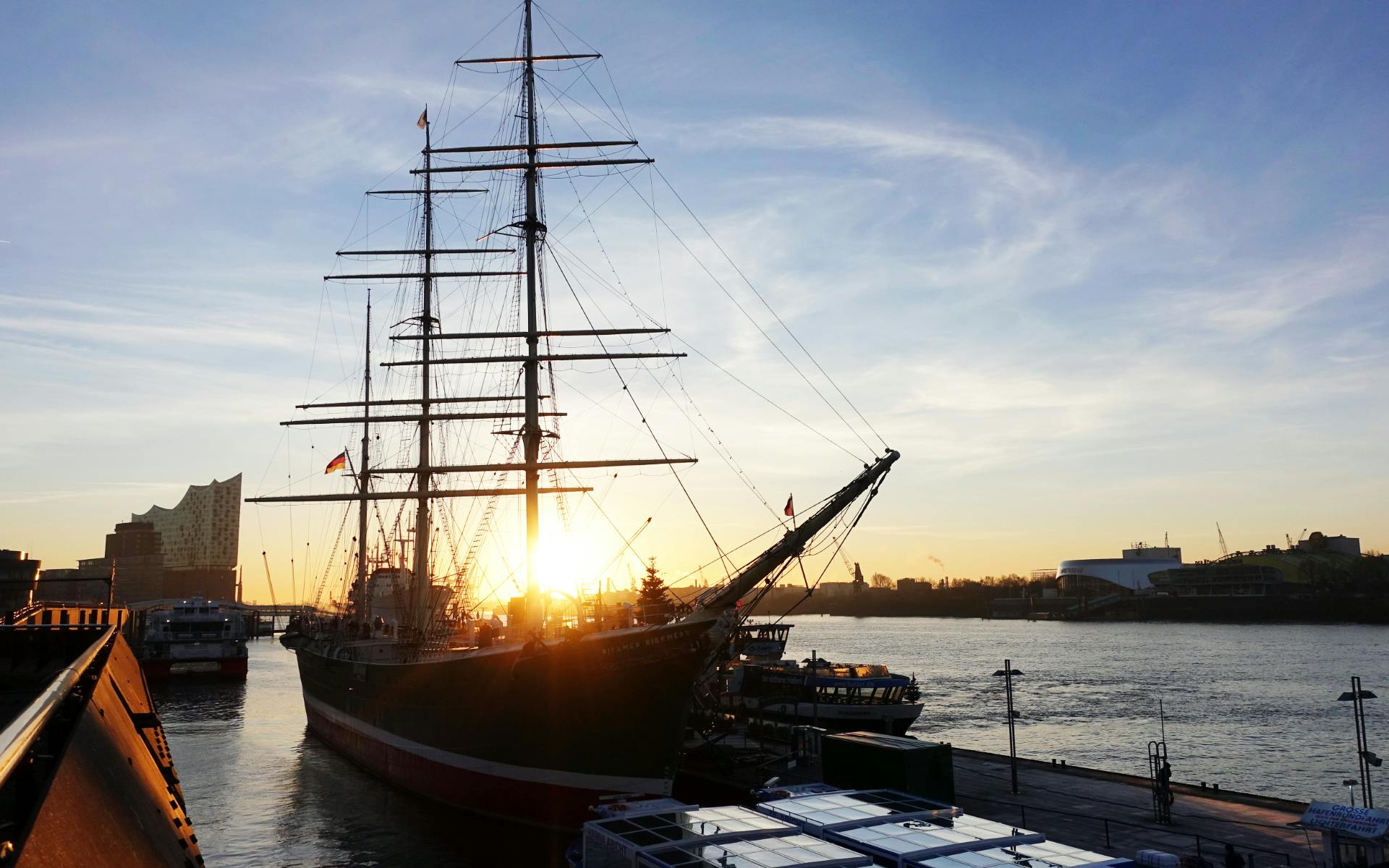 Hamburg am Morgen mit Reeperbahn, Hafen und Fischmarkt