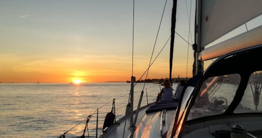 Passeio de barco ao pôr do sol em Lisboa