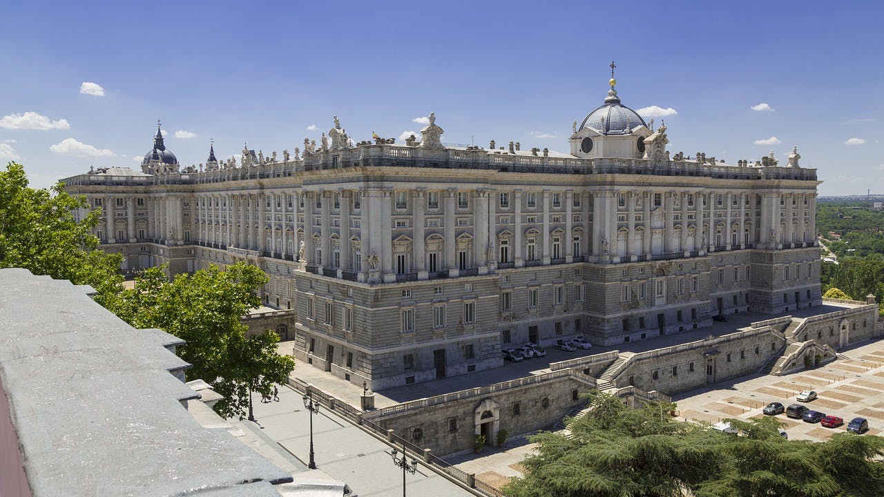 Gå-förbi-kön biljetter till Kungliga palatset i Madrid och rundtur med en expertguide