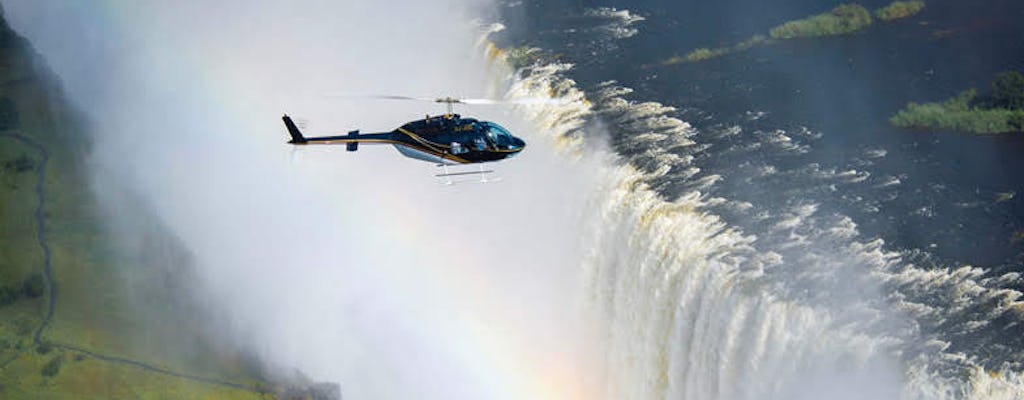 Vôo de helicóptero sobre as Cataratas Vitória