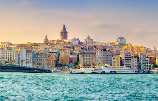 Sonnenuntergangskreuzfahrt auf dem Bosporus auf einer Luxusyacht mit Reiseleiter