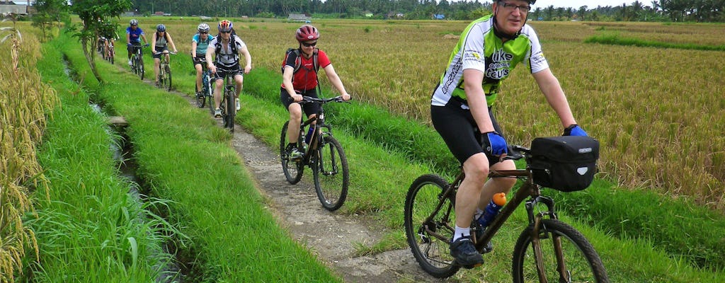 Faire du vélo à travers Bali rural