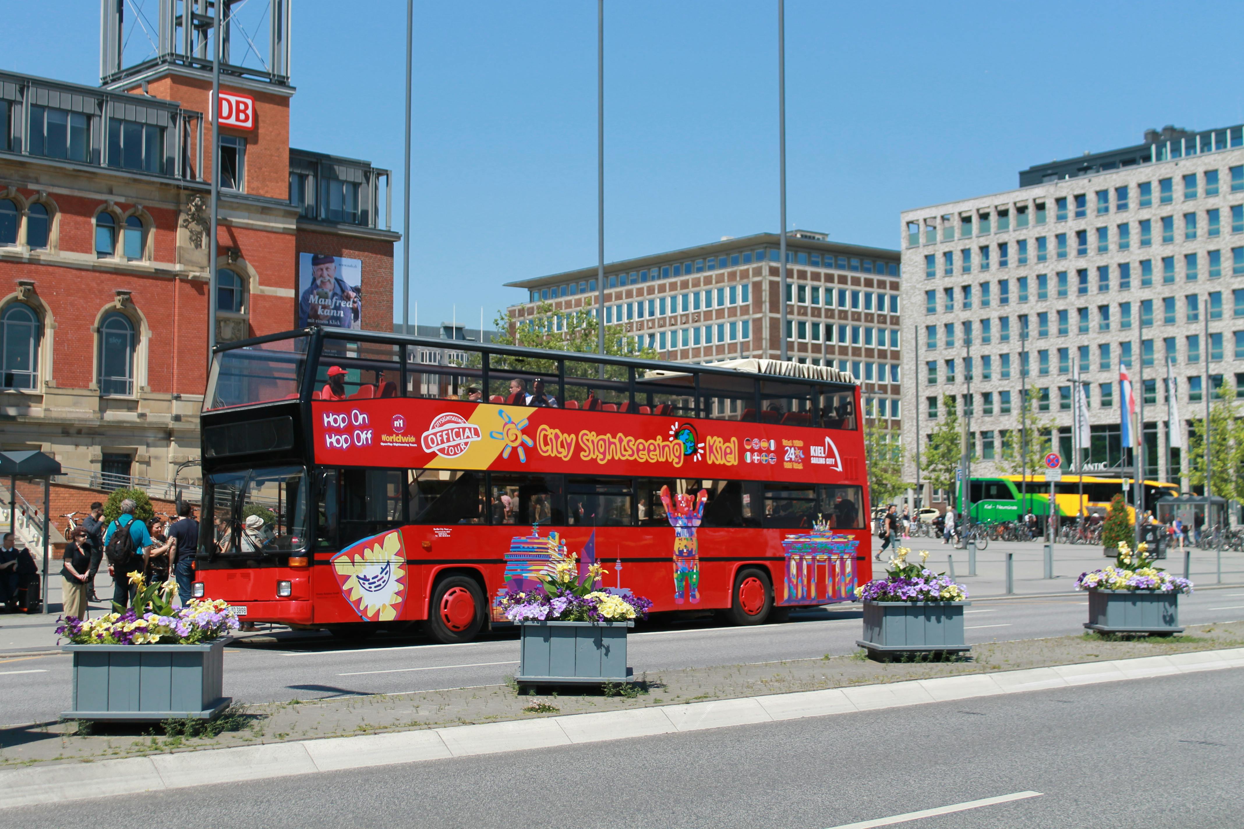 Excursão turística em ônibus panorâmico pela cidade de Kiel