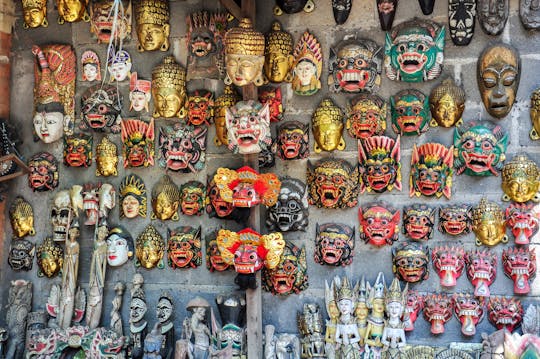 Ronde van het huis van masker en poppen in Bali