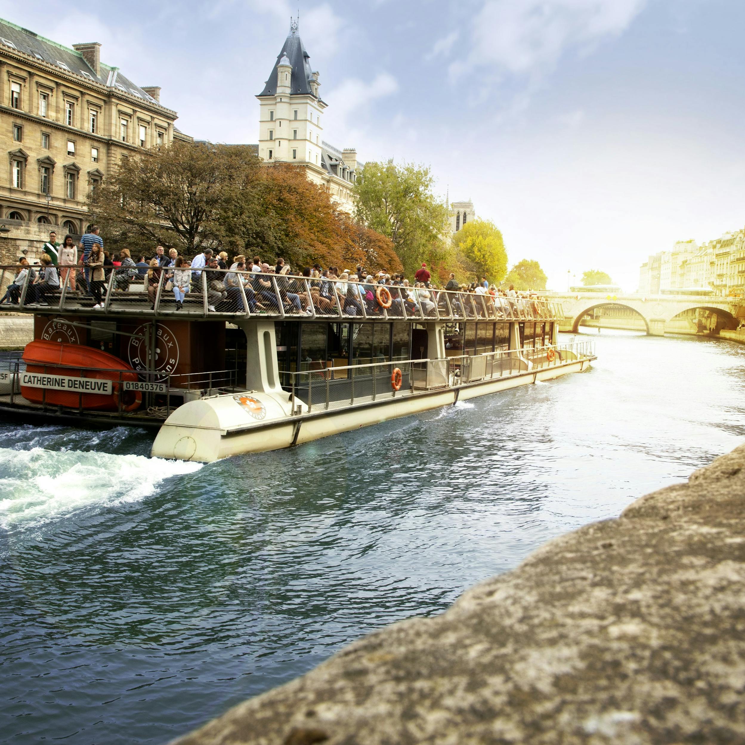 Речка сена. Круиз по сене Bateaux parisiens. Река сена в Париже. Река сена во Франции. Бато Паризьен.