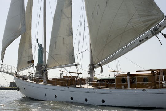 Dzienna statua płynie na pokładzie Shearwater