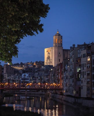 Excursão noturna a pé e degustação de cervejas artesanais em Girona