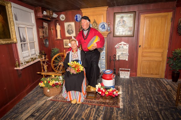 Sesión de fotografía con traje tradicional holandés en Volendam