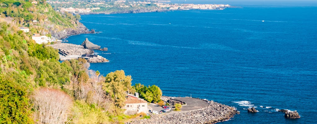 Paseo en barco por las islas ciclópeas