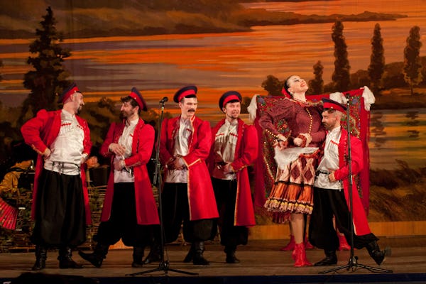 St Petersburg Russian Folk Show with snacks and drinks