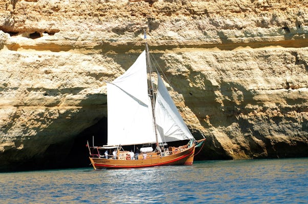 Captain Hook cruise on Leãozinho from Albufeira