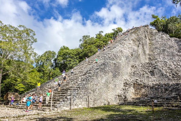Cobá Maya Ruinen-Tour mit Mittagessen und Bad in einer Cenote