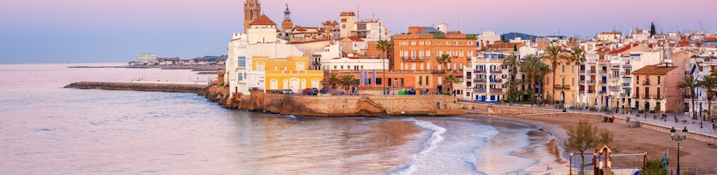 Sitges, berühmt für sein Strandleben, Nachtclubs und einen beneidenswerten Festivalkalender, ist das perfekte Reiseziel.
