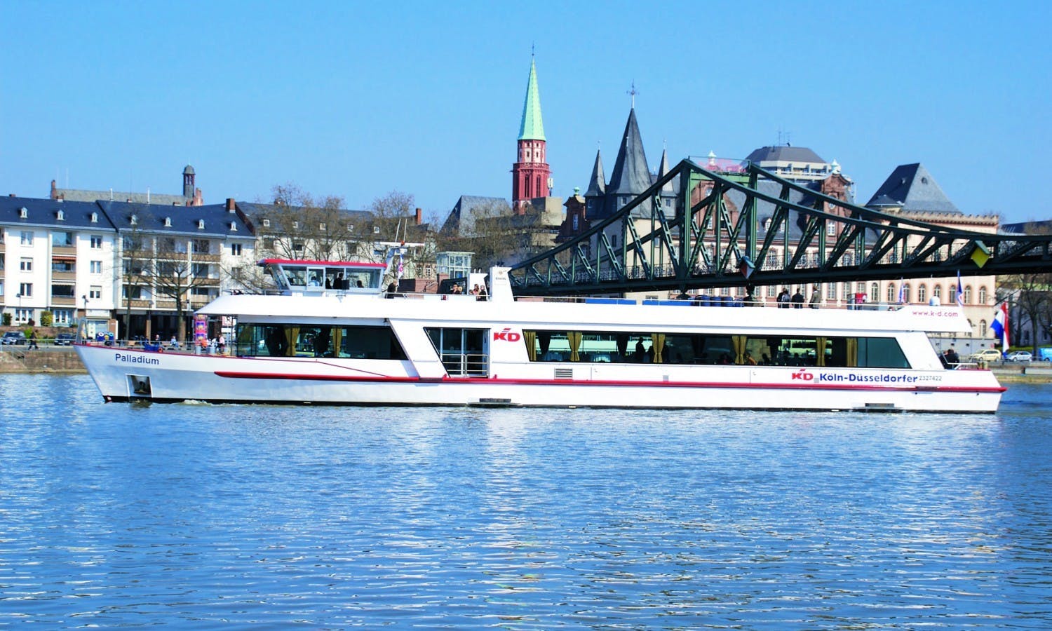Panorama river boat cruise in Frankfurt with audio guide