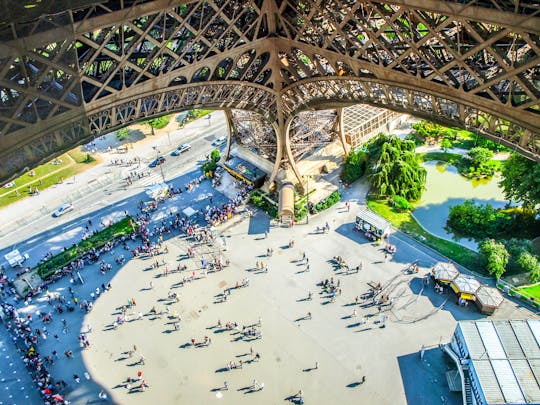 Visita a la Torre Eiffel con acceso a la cima y hora de entrada reservada