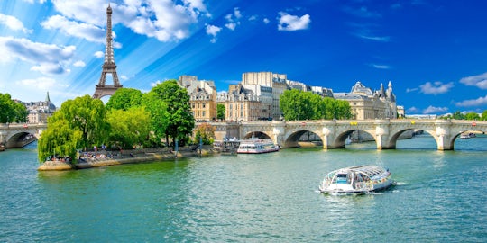 Sightseeing cruise on the Seine