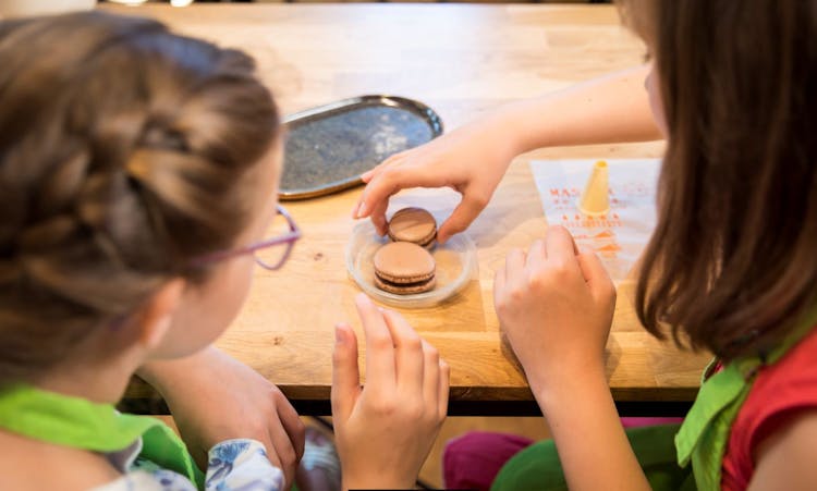 French macaron bakery class with kids