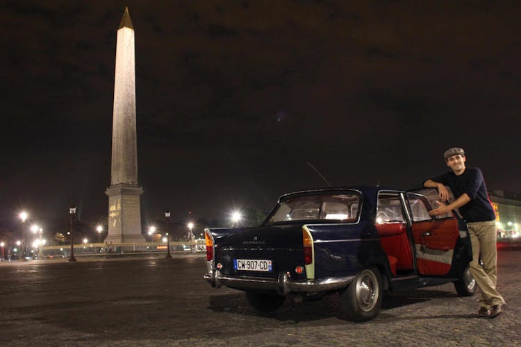 Night guided tour of Paris in a collection car