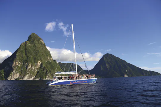 Cruzeiro ao pôr do sol em Piton