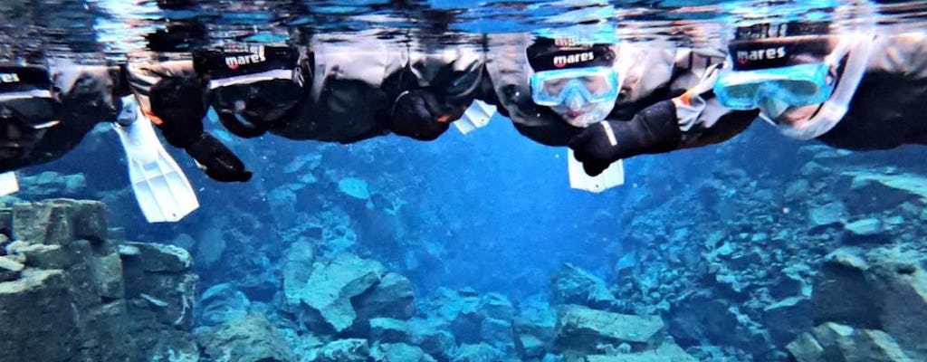 Tour Silfra di snorkeling con muta stagna con foto incluse