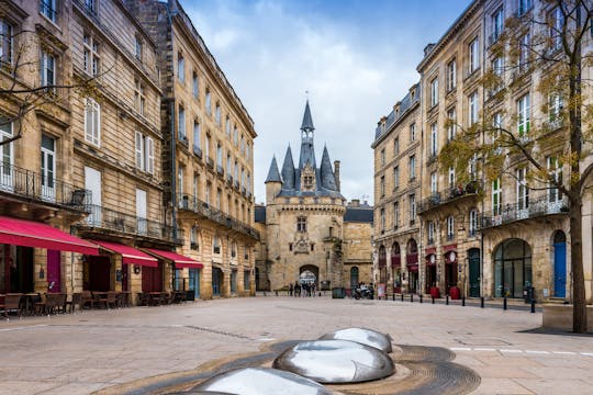 Wine, sweet and savory food walking tour in Bordeaux