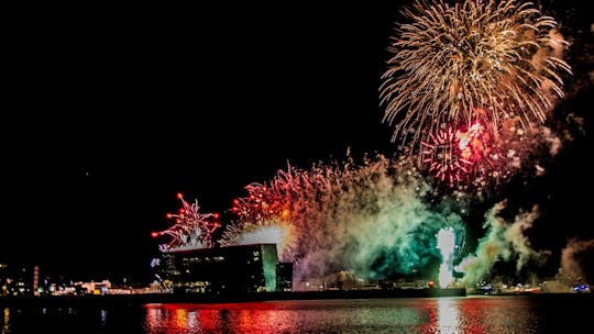 Cruzeiro de fogos de artifício de Ano Novo em Reykjavík