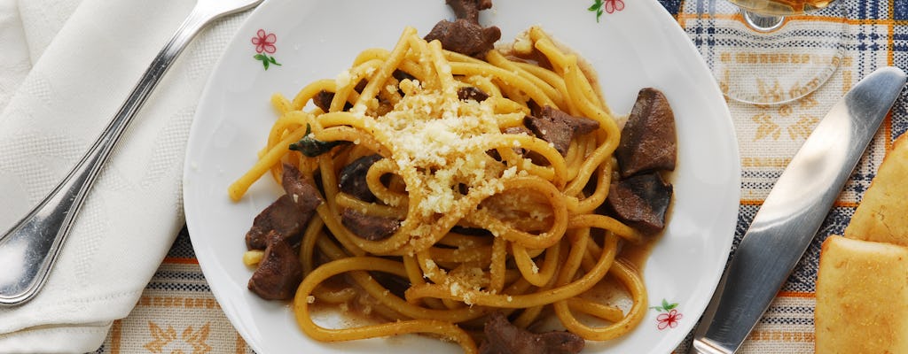 Market tour, lunch or dinner and show cooking at a Cesarina's home in Venice