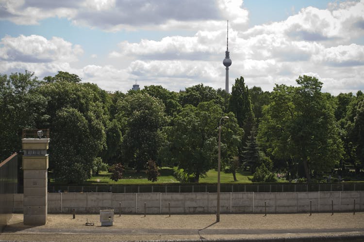 Cold War walking tour in Berlin