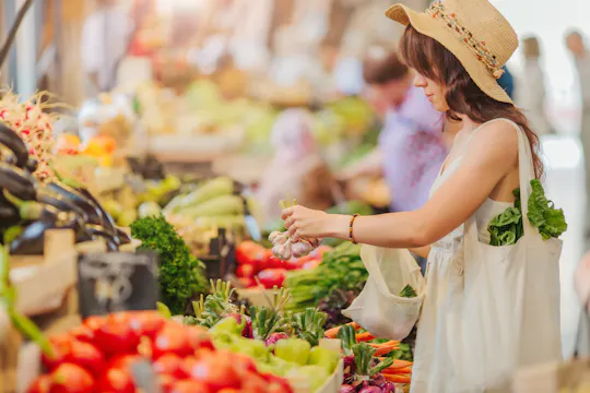 Market tour and dining experience at a Cesarina's home in Lucca