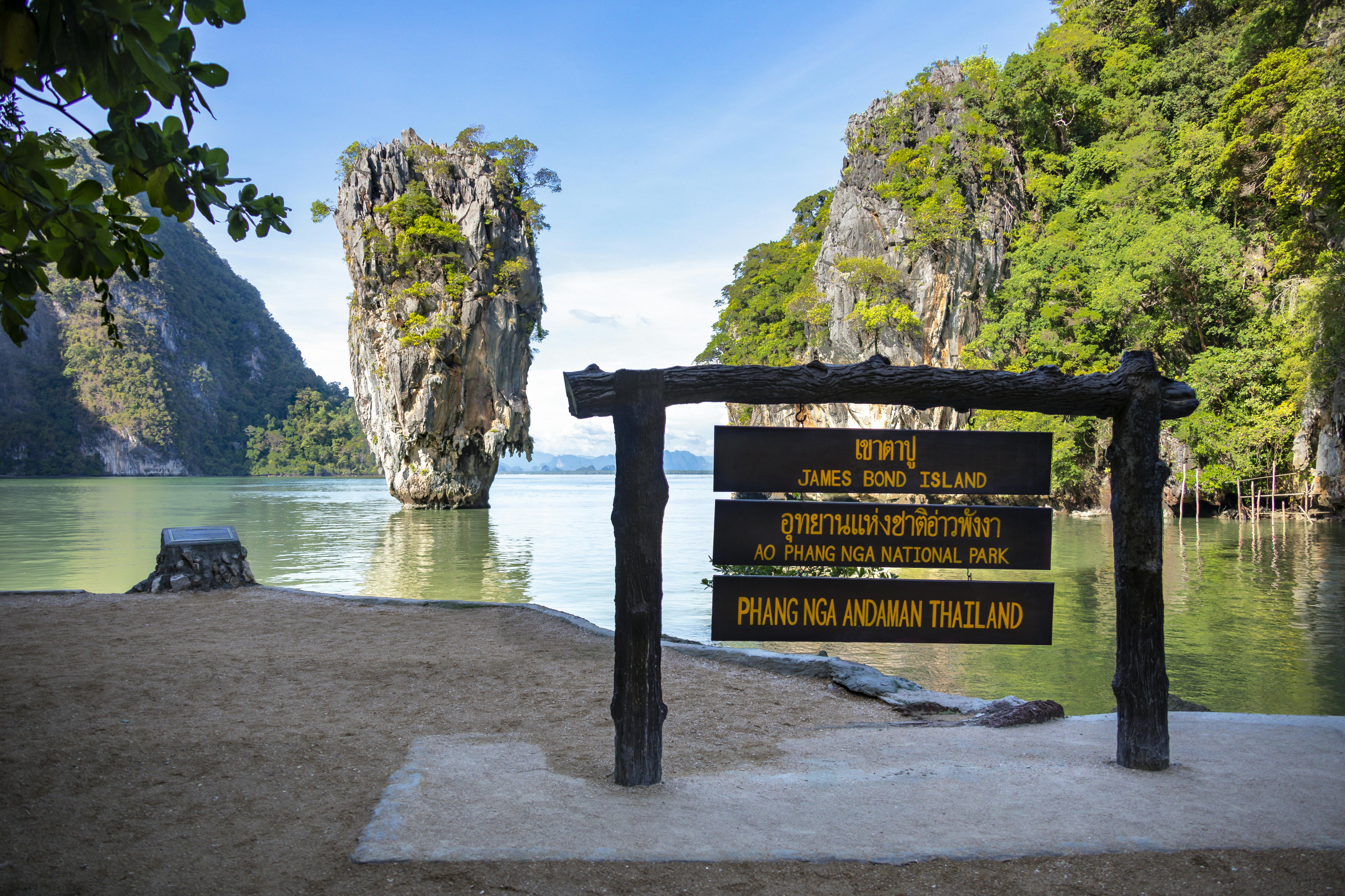 James Bond Island med motorbåt