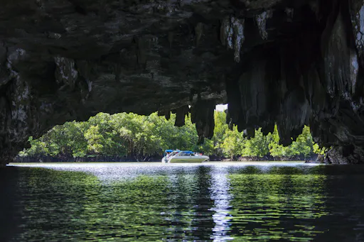 Wyspa Jamesa Bonda motorówką