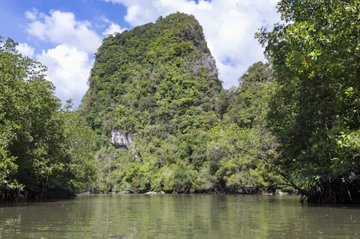Wyspa Jamesa Bonda motorówką