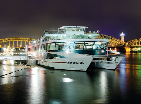 Cruzeiro noturno de barco no rio em Colônia