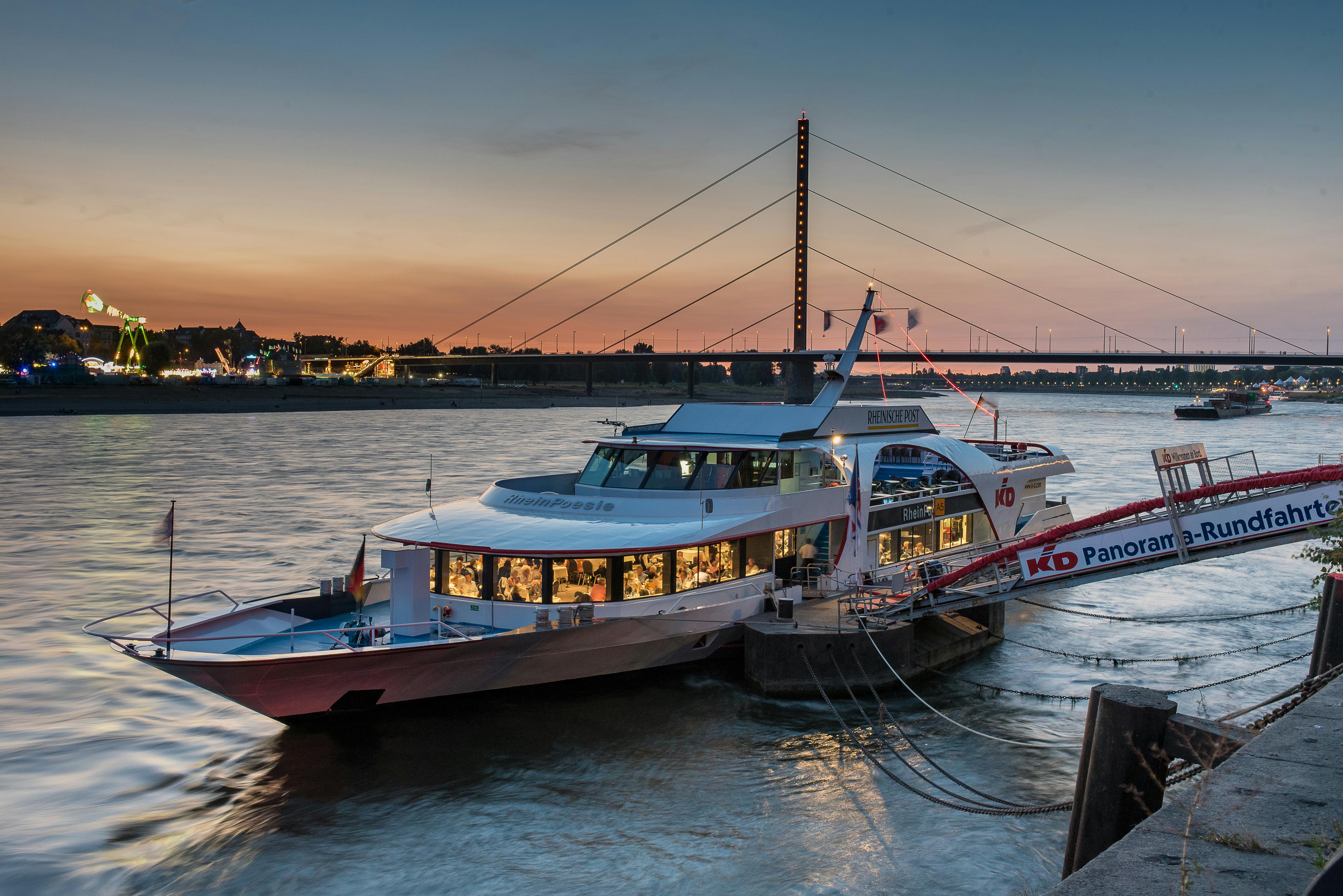 Cruzeiro noturno de barco no rio em Düsseldorf