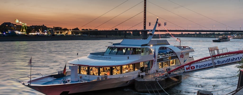 Cruzeiro noturno de barco no rio em Düsseldorf