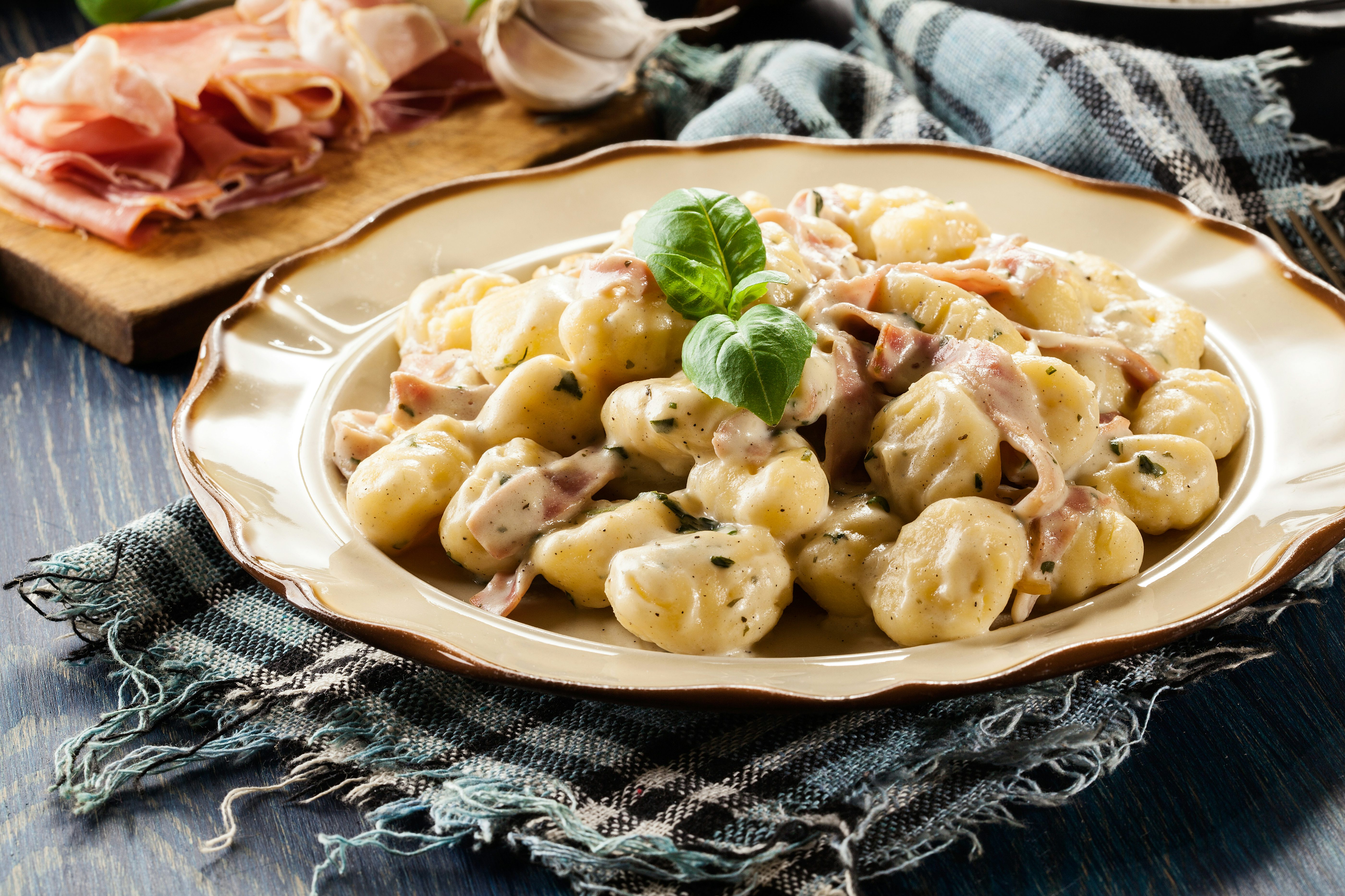 Равиоли с ветчиной и сыром. Вареники с картошкой и ветчиной. Галушки с домашней колбасой.