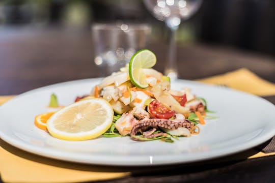 Visita ao mercado e experiência gastronômica na casa de uma Cesarina em Cinque Terre