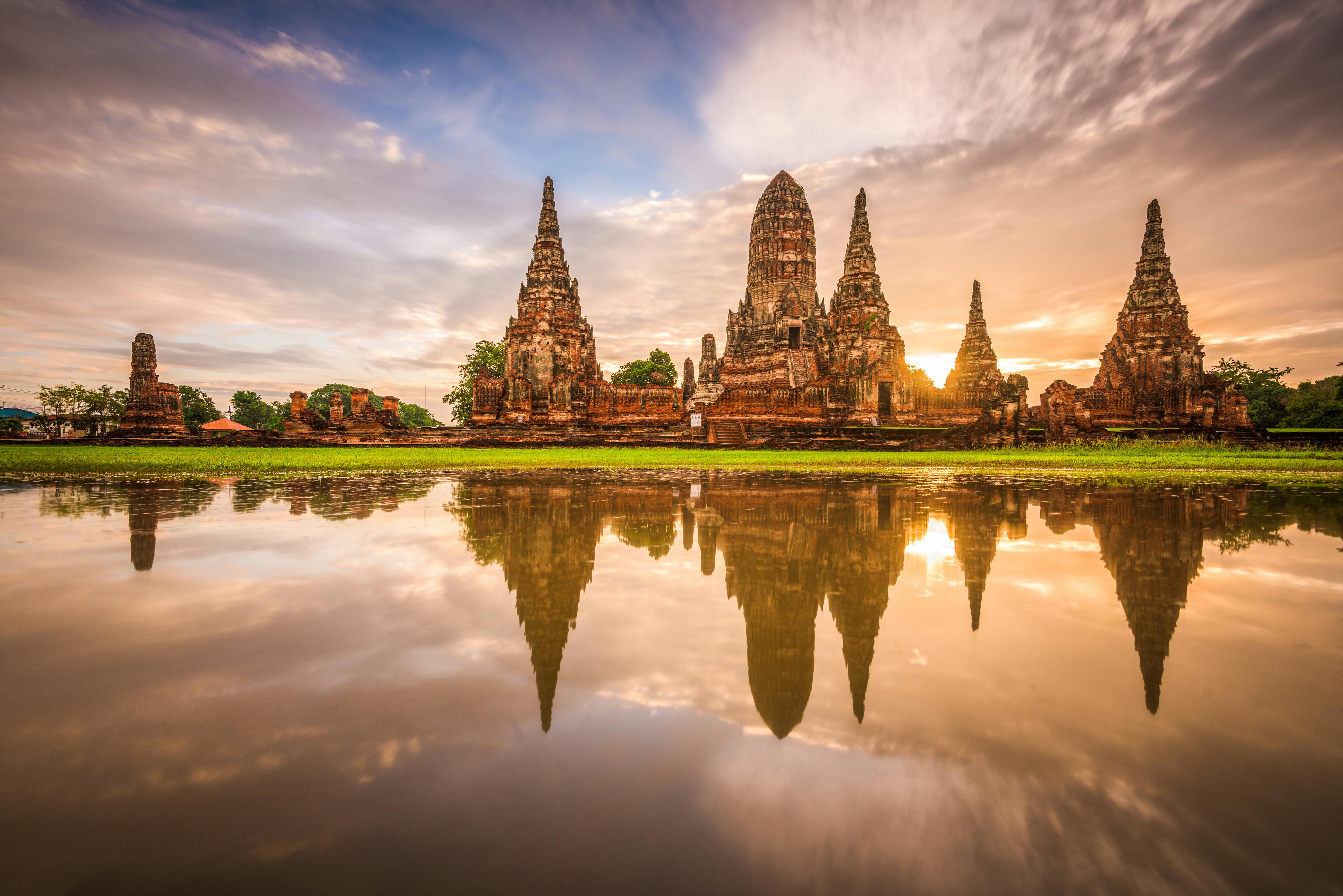 Antigos templos de Ayutthaya e cruzeiro fluvial com almoço