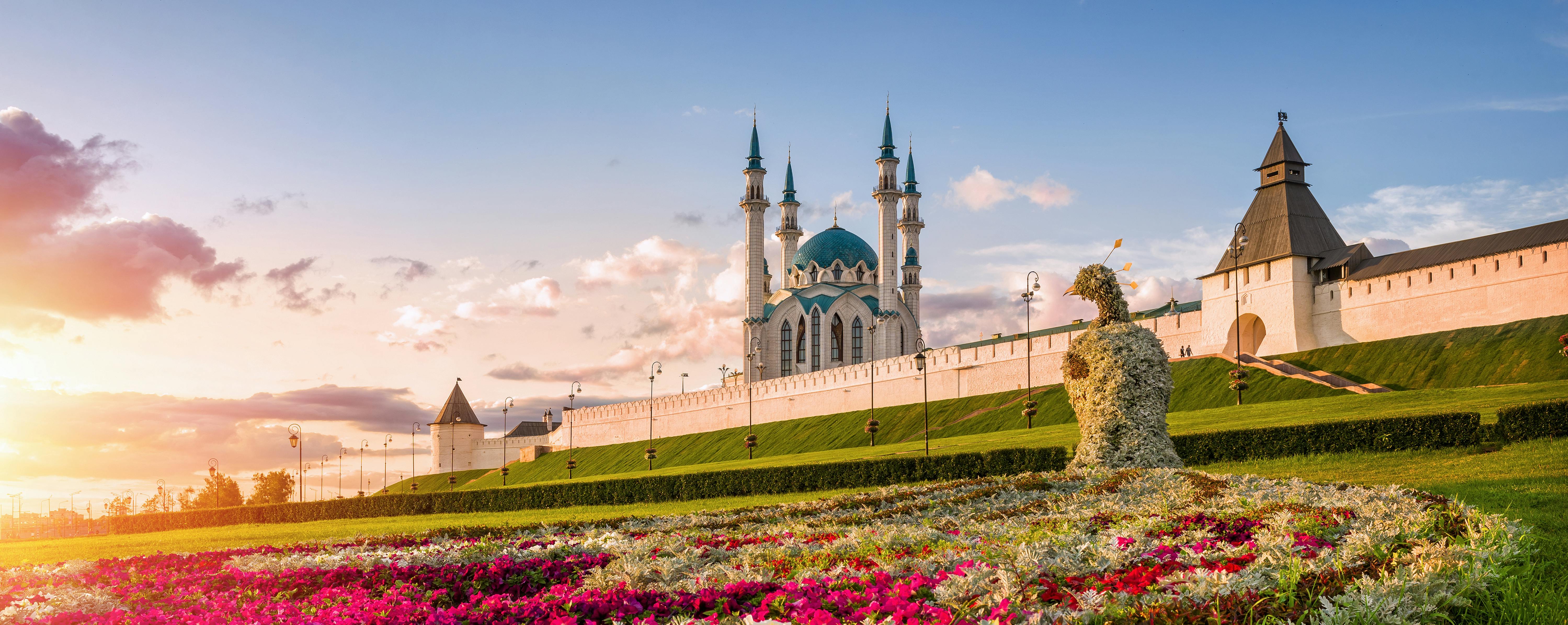 Кзань. Кремль Казань. Казанский Кремль Татарстан Альметьевск. Казанский Кремль панорама. Казань Кремль Озеленение.