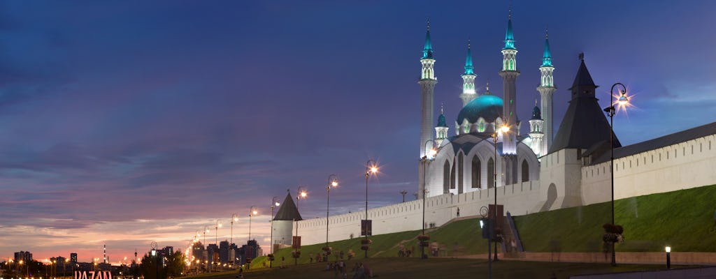 Passeio a pé à noite em Kazan