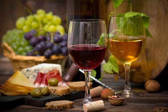 Degustação de comida e vinho em uma adega romana